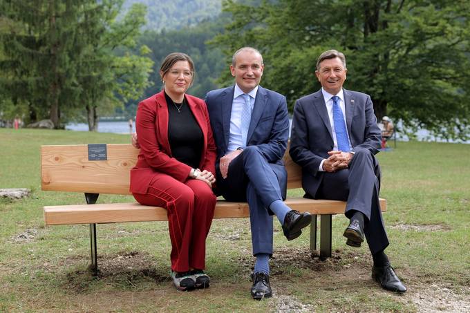 Predsednika Pahor in Jhannesson ob Bohinjskem jezeru postavila klop prijateljstva med Slovenijo in Islandijo